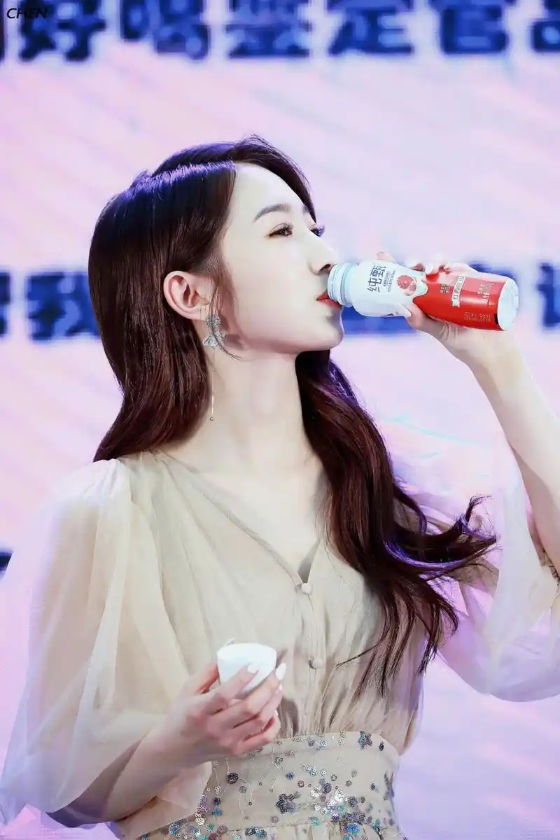 14岁就远赴韩国的孟美岐牛奶图雪糕图竟打败一众写真图拿下出圈第一
