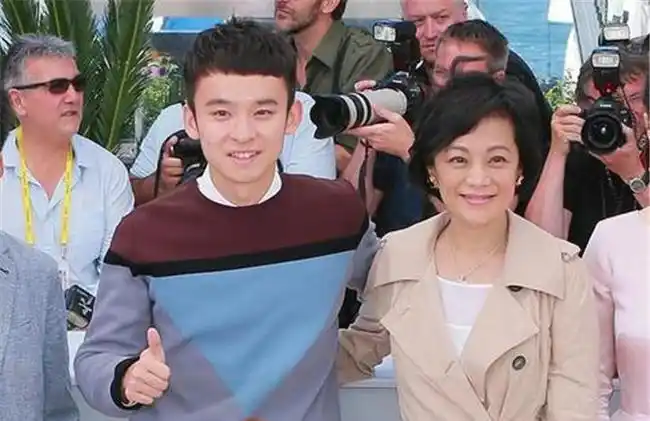 "京圈太子"董子健:妈妈是内地第一经纪人,28岁成为最年轻影帝