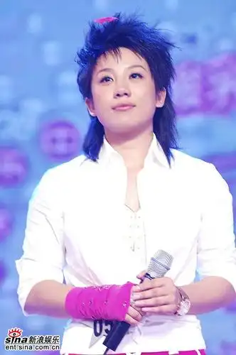 图文:超级女声沈阳总决赛-张冬玲回忆心路历程(3)