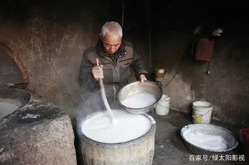 使用传统的方法石膏点豆腐的工艺.