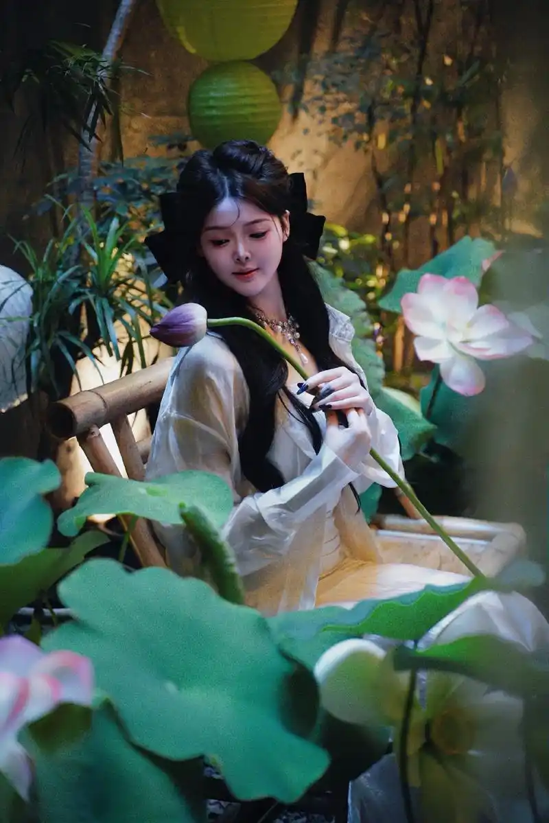 复古文艺 #唯美 落花有意随流水,流水无意恋落花