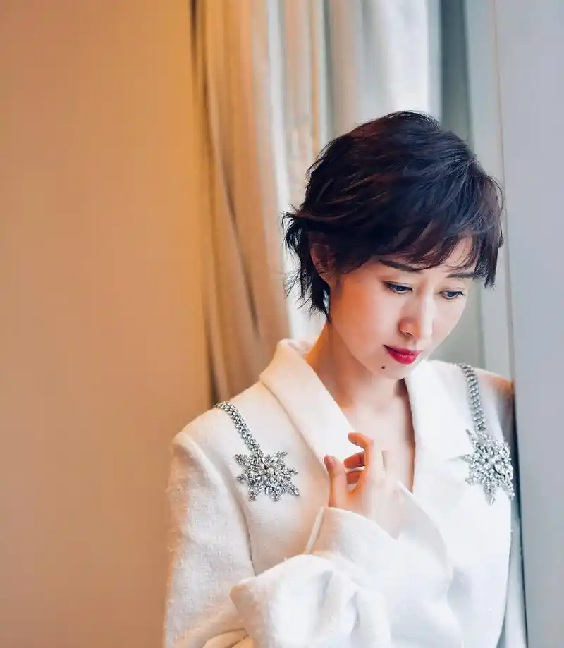 被刘敏涛"新"发型美哭了,剪款短发减龄又气质,43岁嫩回23岁