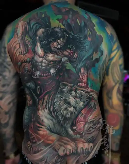 武松打虎纹身图片_背部欧美写实纹身图案