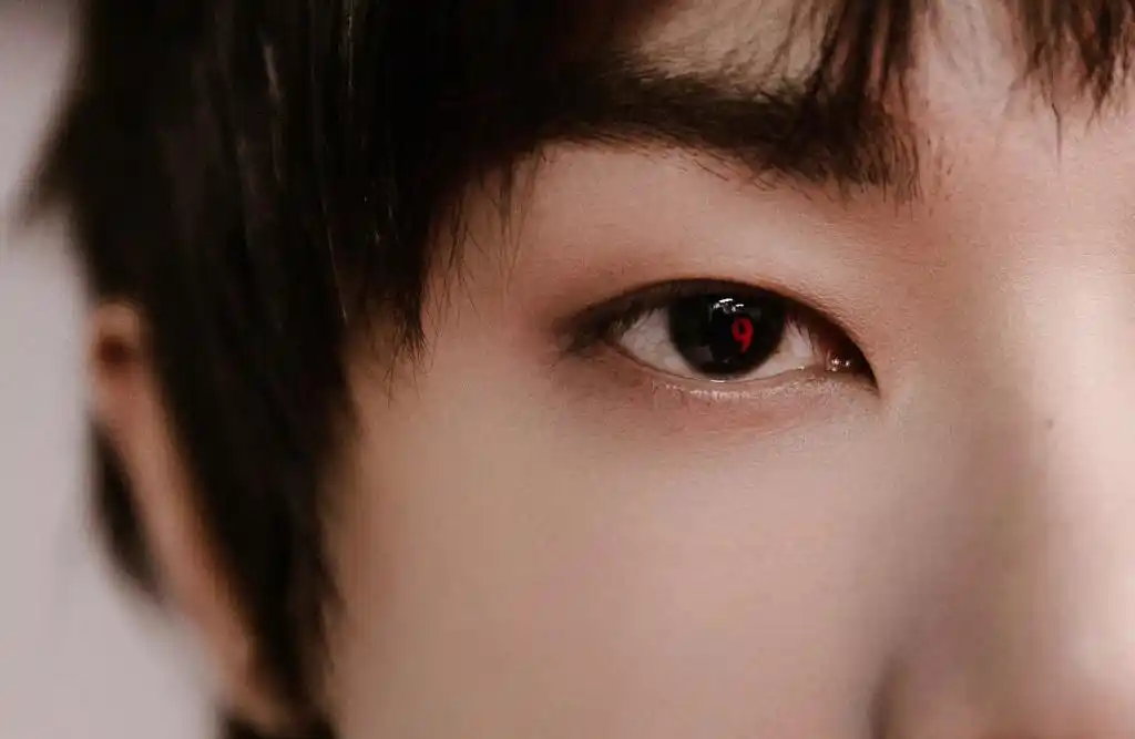 华晨宇出道九周年音乐会造型写真释出 黑衣王子高冷帅气有型