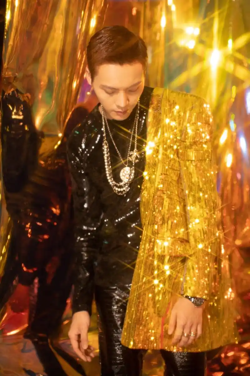 陈伟霆江苏卫视跨年达成,流光溢彩,光影相对,舞台霆用热爱与精彩点燃