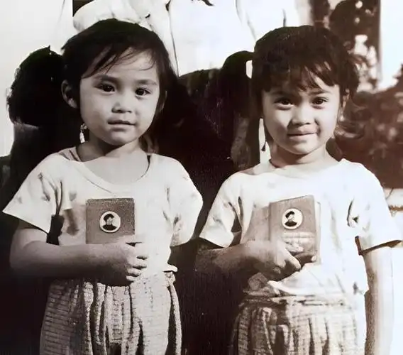 "那英小时候非常调皮,经常翻找家里的柜子.