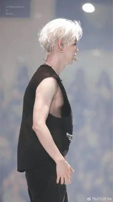 鹿晗身材我斯哈斯哈,穿衣显瘦,脱衣有肉,谁看了不说一句好绝