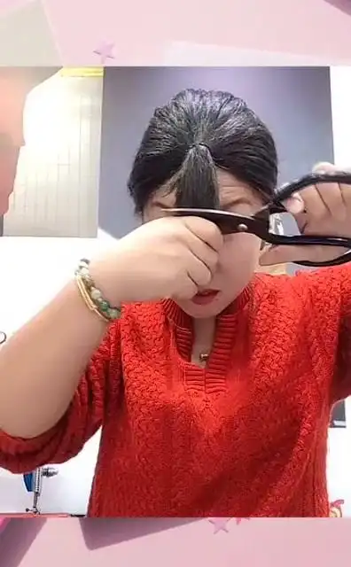 小姐姐在家自己剪完头发后,自己都看傻眼了,简直美翻了!