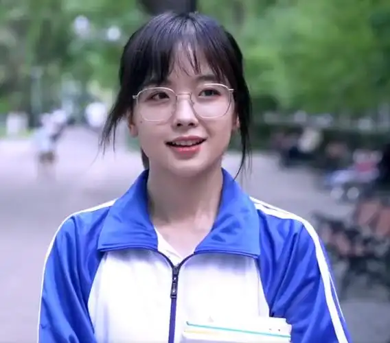 32岁王冰冰穿校服扮学生扎马尾戴眼镜超清纯皮肤白皙身形消瘦