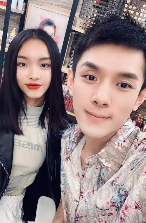 李佳琦妹妹出息了长款针织配皮裤像超模扣子只扣两颗大秀ab线