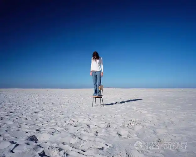 一个孤独的女人在思考