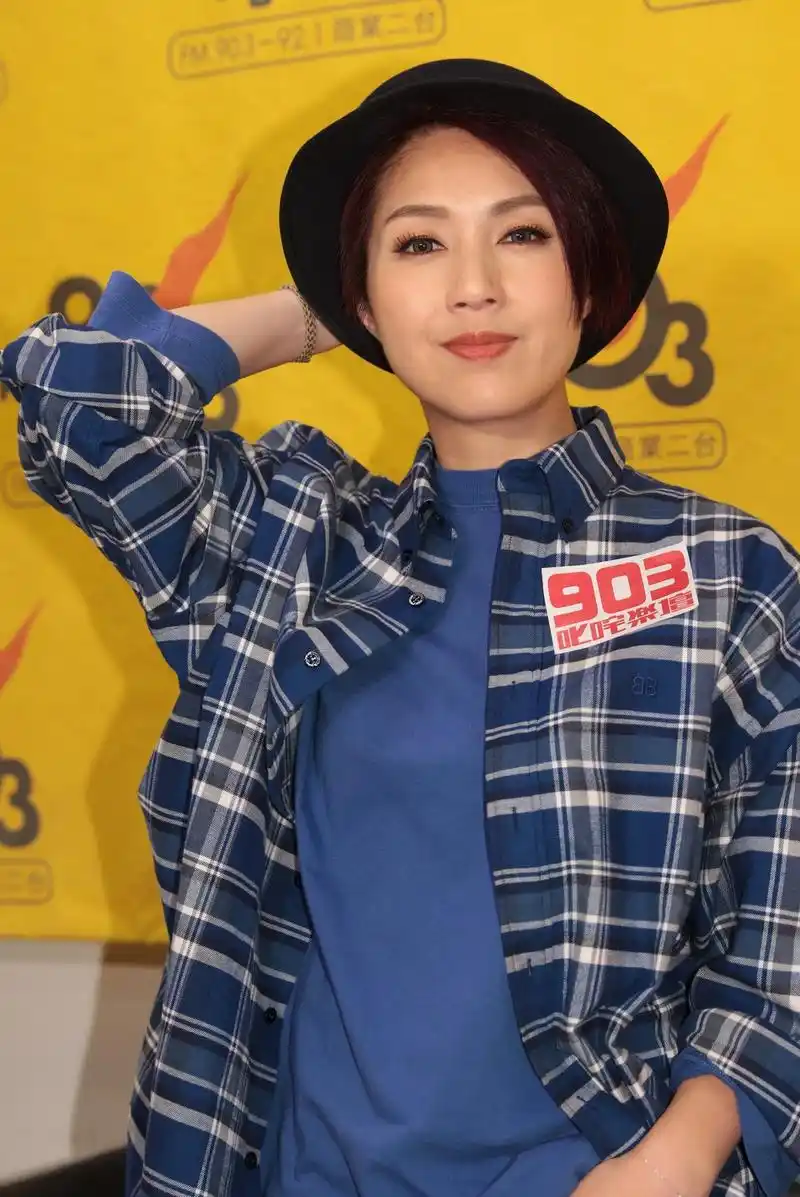 杨千嬅图片 杨千嬅休闲时尚活动照图片