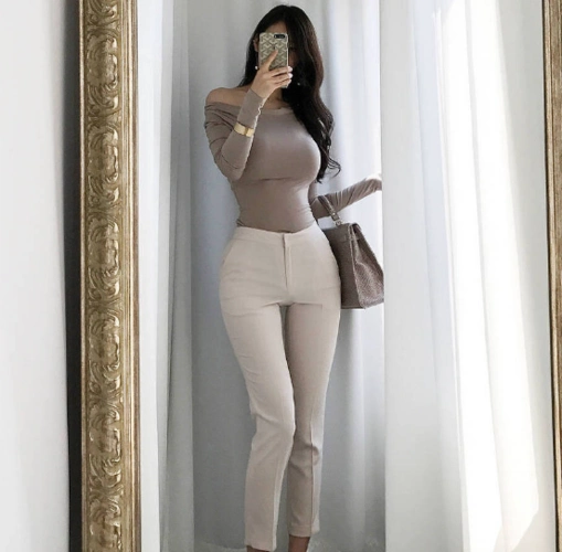 她拥有十分傲人的身材,俗称九头身美女,平日里酷爱健身,身材比例堪称