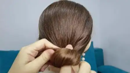 中短发发簪盘发,用手指这么勾头发,盘好的发型就很温柔