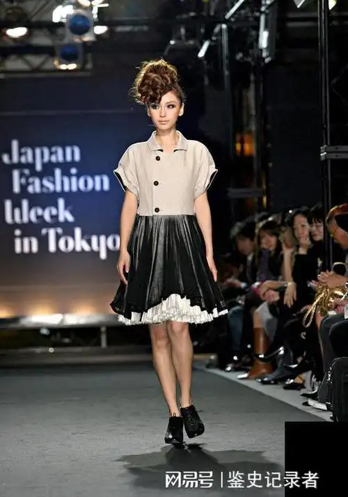 杨颖15岁日本走t台照流出网友满身的风尘味黄晓明见过吗