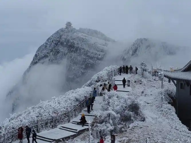 那依稀可见的楼阁是万佛顶——峨眉山最高峰,海拔3099米.