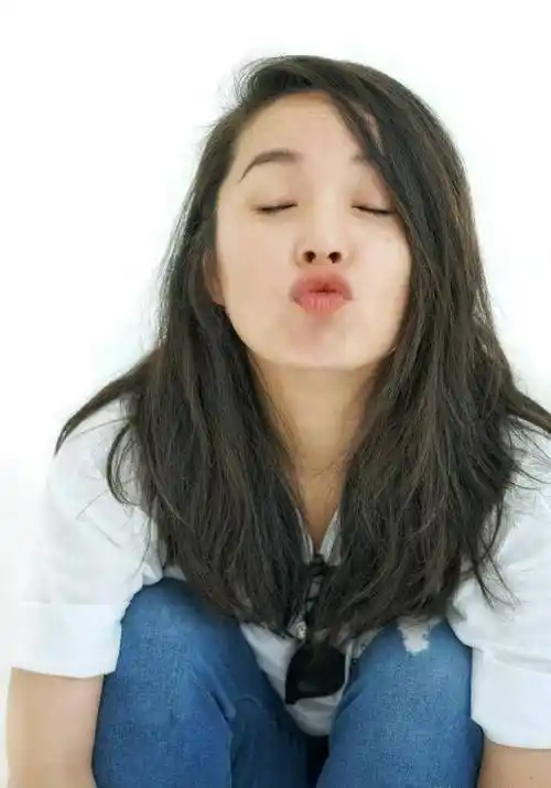 靳东老婆李佳,45岁了还撅嘴卖萌,鬓角白发忒显老气_微博_网友_女人