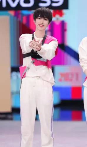 丁程鑫《快乐大本营》剧照公开 夸夸群成员小丁上线啦