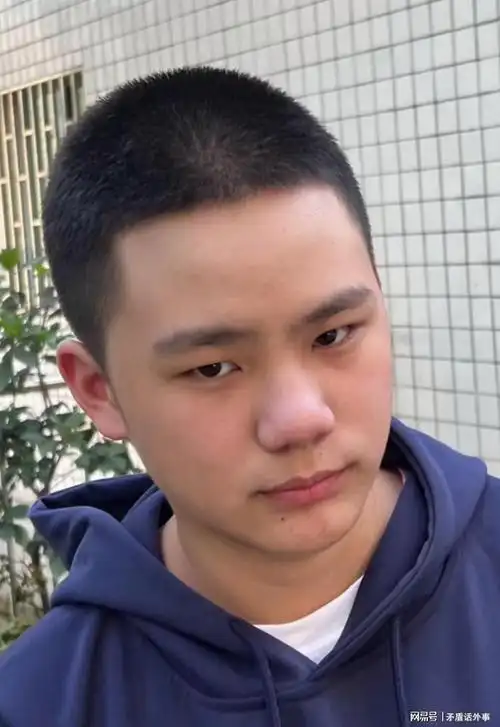 13岁男生剪寸发后续目前情绪稍稳定但父亲有些后怕
