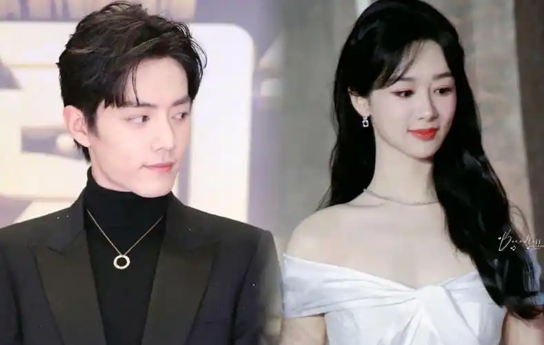 杨紫肖战片场贴贴,紫妹在战哥旁小鸟依人,注意肖战的动作,好甜