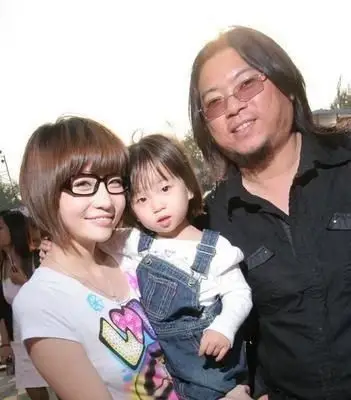 高晓松妻子晒一家三口