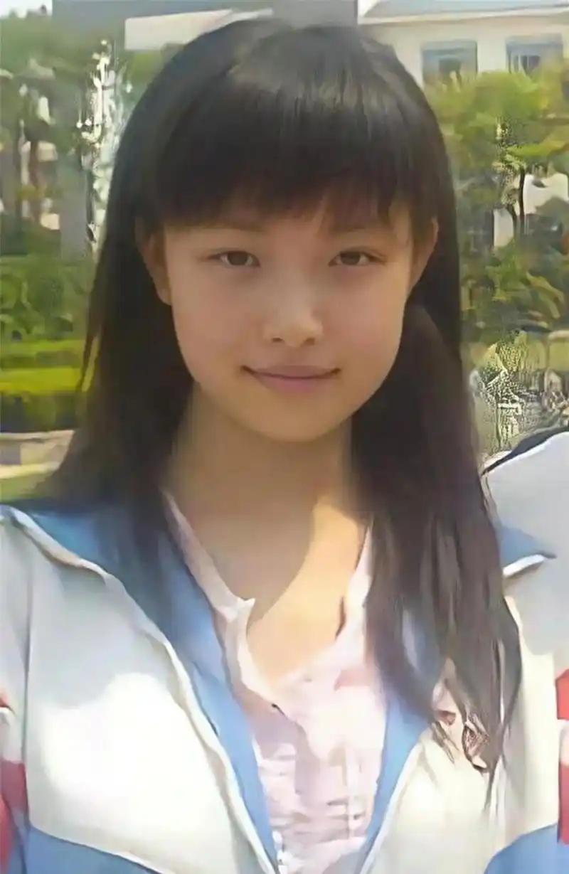 倪妮校园时期旧照,脸上肉嘟嘟的蛮清纯