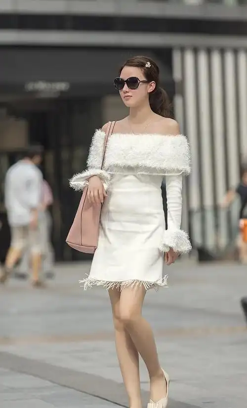 夏天穿白色连衣裙的美女,不显胖还带来了非常好的清凉效果