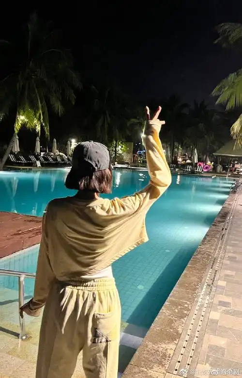 秦岚晒泳池背影随拍##秦岚比耶背影照