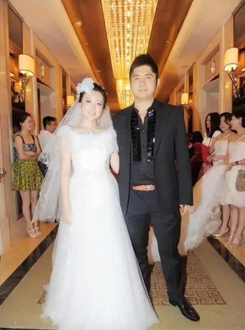 潘长江之女潘阳:30岁嫁10亿富豪成阔太,今又为何带儿住娘家?_网易订阅