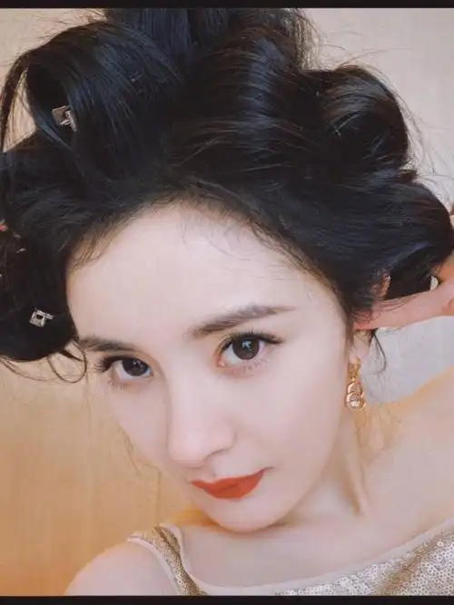 我觉得杨幂脸上最好看的就是那双眼睛了,之前有很多网红或者娱乐圈的