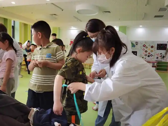 医学院开展儿童体格检查实践活动