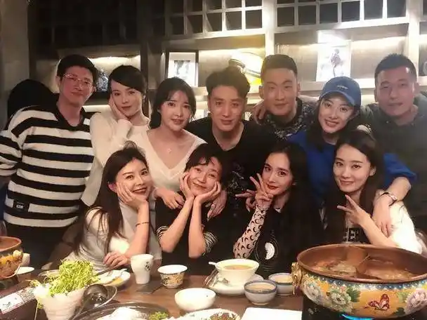 杨幂张小斐被拍到聚餐后手挽手走出大学同学感情维持一直不错