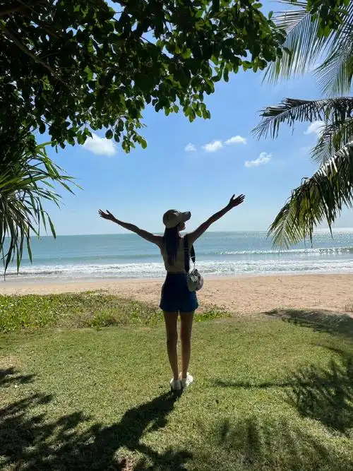 沁沁的背影好美,满屏的大长腿绝了,玩得开心呦～#李沁海盐假日live随