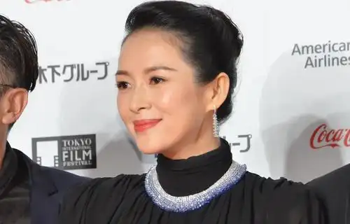 日媒曝光孕妈章子怡无修图红毯照,肚大如萝,皮肤却吹弹可破