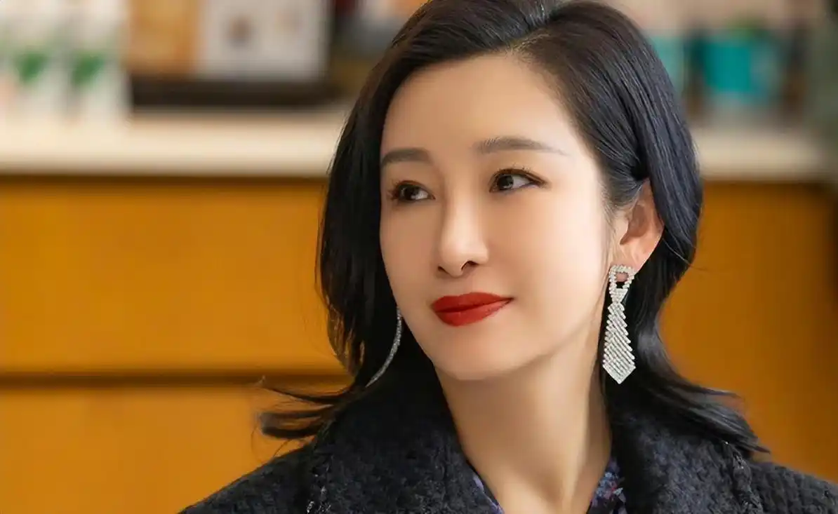 年纪越大越漂亮的女星 有些女明星年轻时长相老成,被说成老阿姨或者