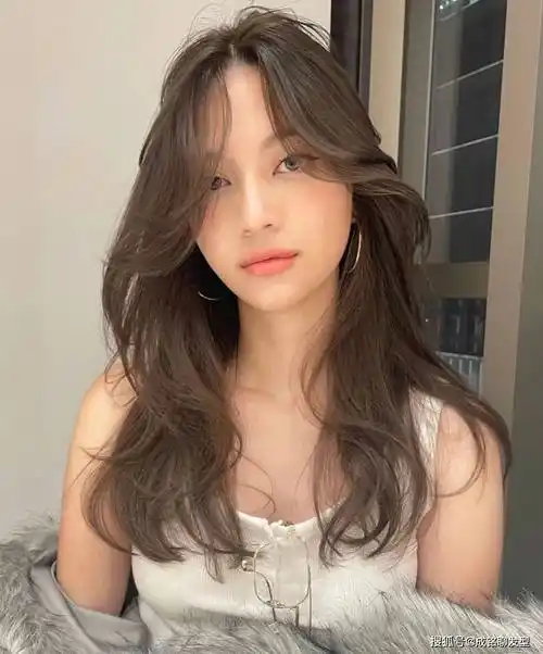 时髦的女人从来不会拒绝的发型,温柔又显女人味,时尚又赚回头率_女性