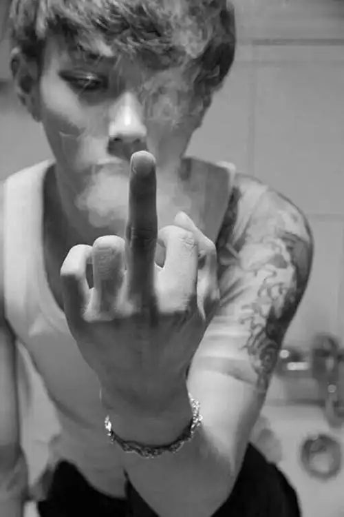 求那种有纹身的社会人图片,不要那种杂七杂八的,要好看的,最好是吸烟