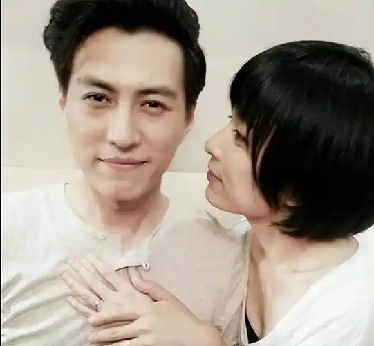 袁泉亲吻靳东不够深情,沈导手捧靳东的脸亲自做示范_贺涵_罗子君_李佳