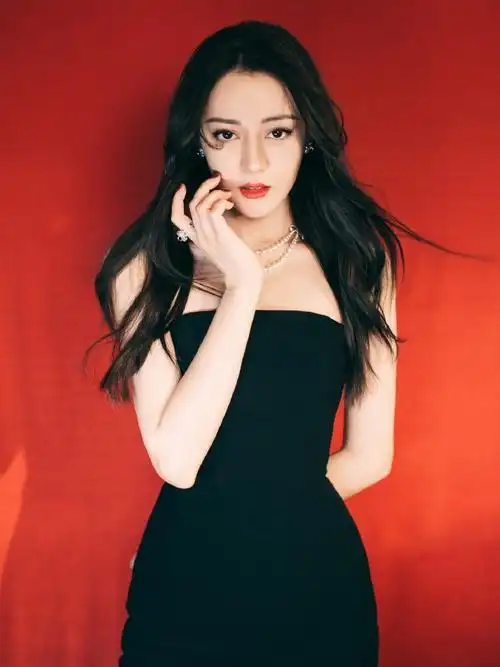 迪丽热巴抹胸紧身裙大秀好身材斜开叉流苏装饰增添小性感