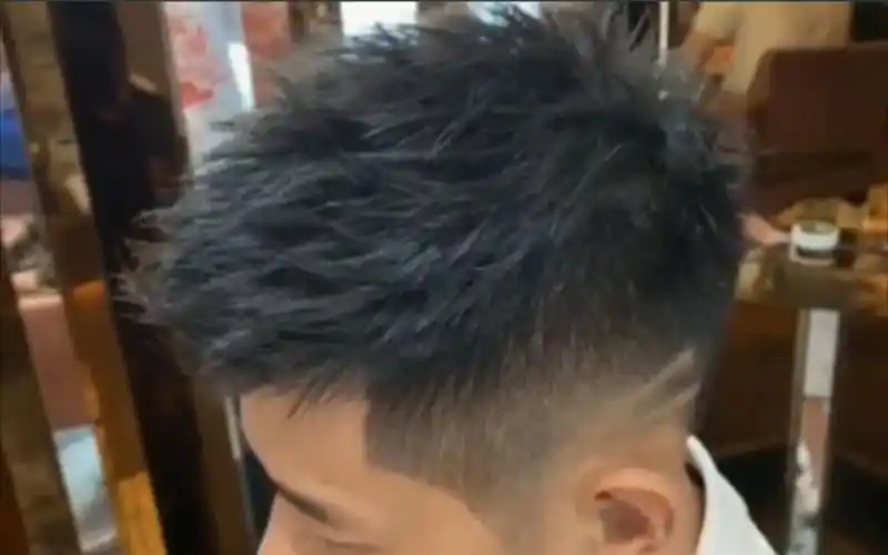 【男生发型推荐】男生钢夹烫渐变加雕刻飞机头纹理随意凌乱简单清爽