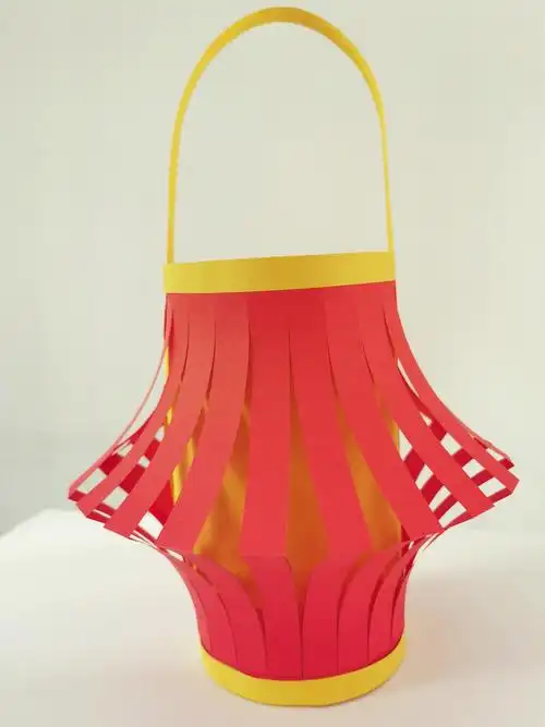 最后,拿一根黄色纸条,给灯笼做上提手.完成!