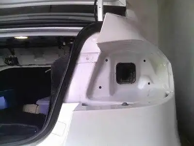 自己动手,把被弄坏的后尾灯换了