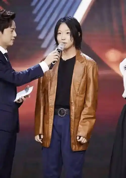 窦靖童的时尚真难理解,"禅修"外套配紫色短发,下巴纹身很另类_感觉