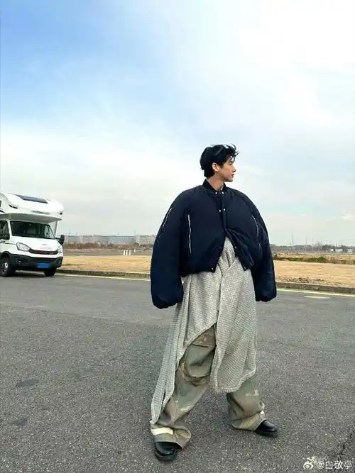 白敬亭范思哲全球香水代言人##白敬亭桑延