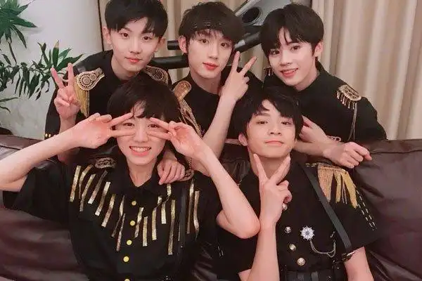 台风少年团的五位成员踩着师兄的成名路上位