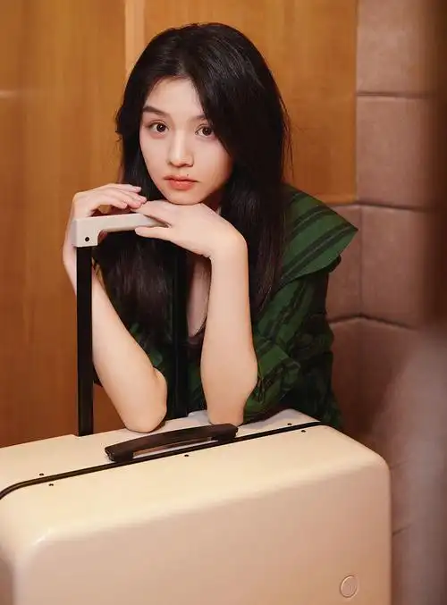 1/6近日,春夏的一组ito旅行箱度假风写真曝光.