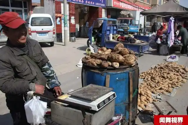 50岁截指农村大哥身残志坚 摆摊烤地瓜每天赚百元养活一家