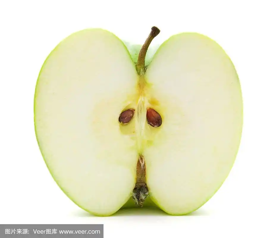 青苹果切成两半,孤立在白色背景上