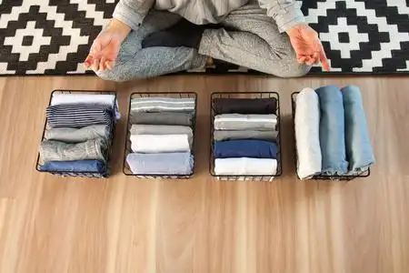 维护秩序垂直整理仓库.整齐折叠的衣服中性色照片