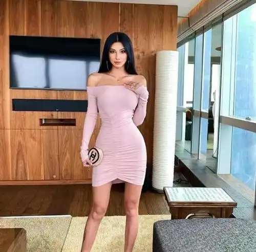 越南健身美女名媛,"沙漏型"身材媲美卡戴珊,快看看吧